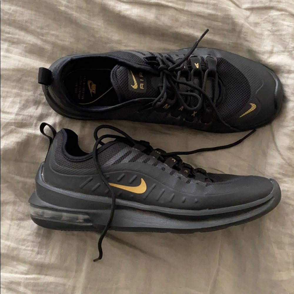 Nike air max axis black metallic gold
